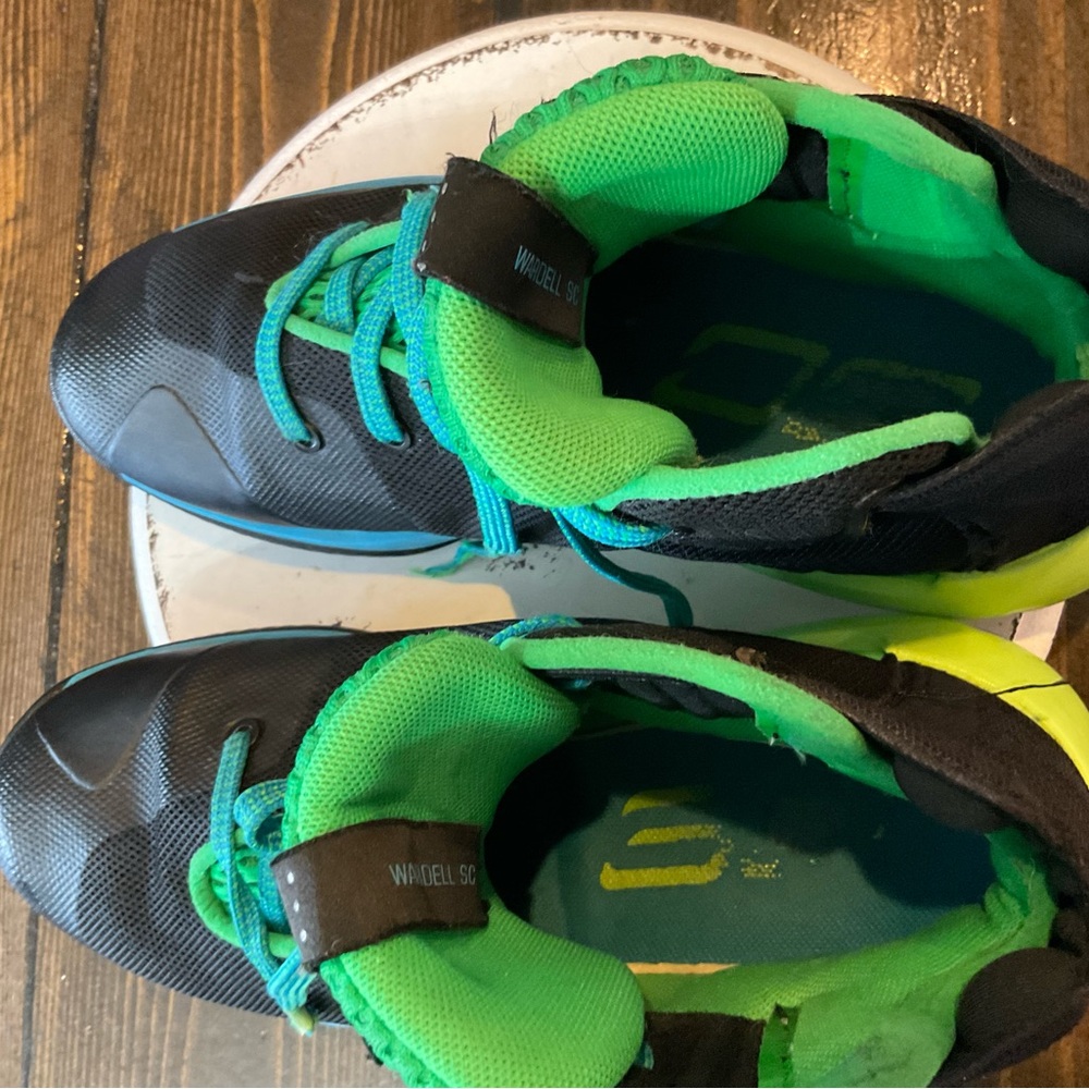 Under Armour Kids Sneakers - Black and Green great condition. - Picture 5 of 9